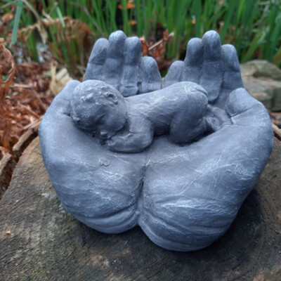 klep badge Aanhoudend Handen dragen een baby beeldje, teder en lief beeld uit steen in grijs,  mooi voor binnen of buiten, winterhard
