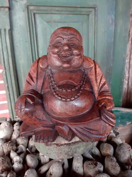 happy boeddha deelurn, boeddha kleine urn, boeddha urn, boeddha's met urn, houten boeddha met urn, boeddha's met urn, houten urn met boeddha, urnen urn uden, betaalbare urnen, bijzondere urnen, boeddha met