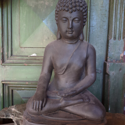 Boeddha met hand naar de aarde is de houding die verwijst naar het moment dat boeddha de verlichting bereikte, uit steen voor binnen of buiten shaolin monnik monnink namaste boeddha